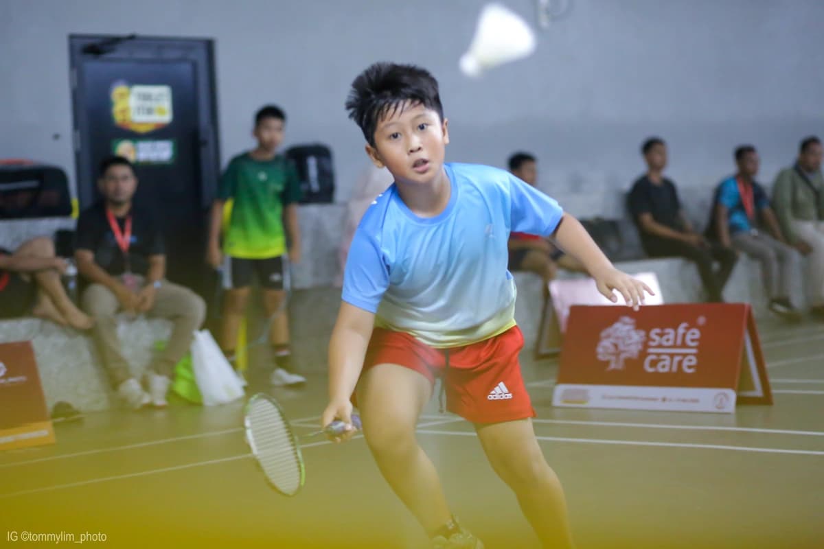 Pemain bersiap menerima shuttlecock
