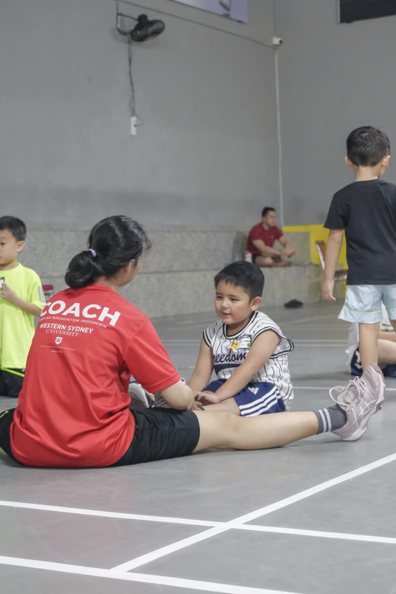 Pelatih SBI berbincang dengan murid di lapangan