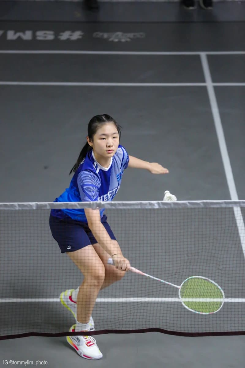 Pemain putri fokus di depan net