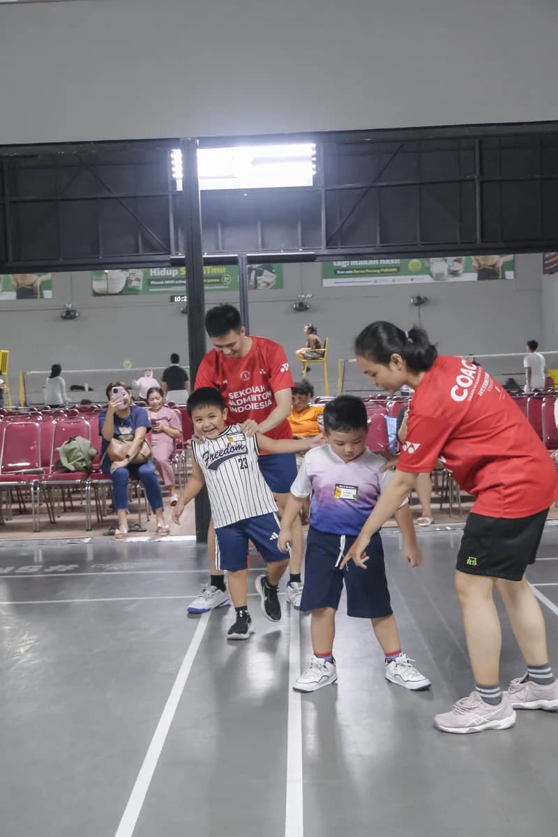 Coach mendampingi anak-anak