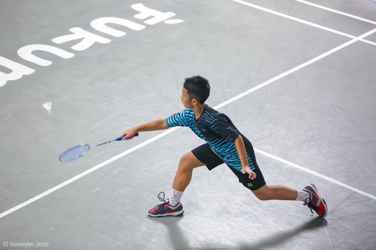 Lunge menjangkau shuttlecock