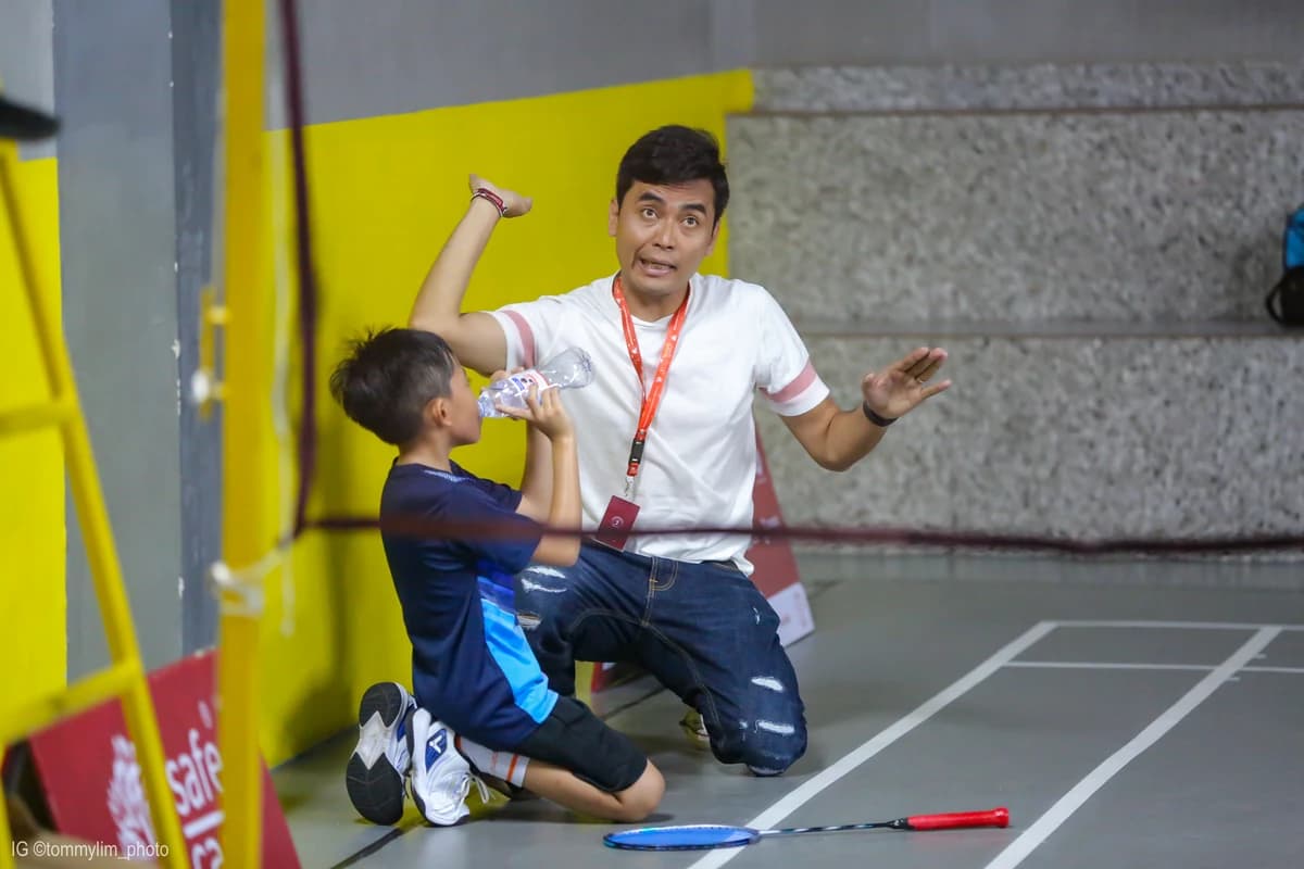 Coach memberi arahan di sela pertandingan