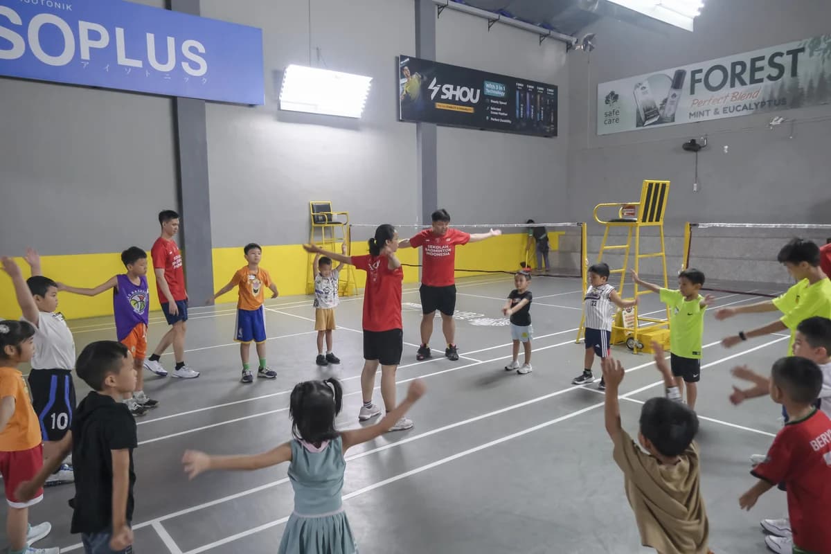 Pelatih SBI memimpin pemanasan bersama anak-anak di lapangan