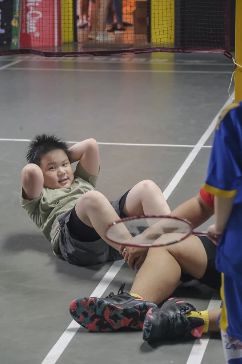 Anak berlatih sit-up