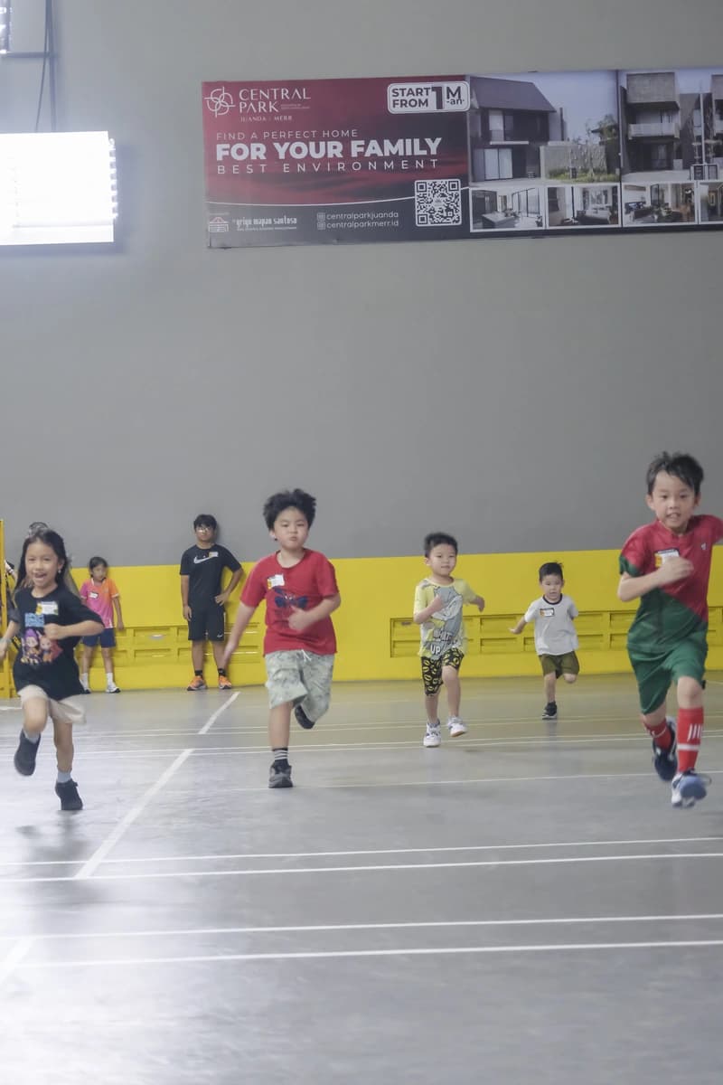 Anak-anak berlari di lapangan
